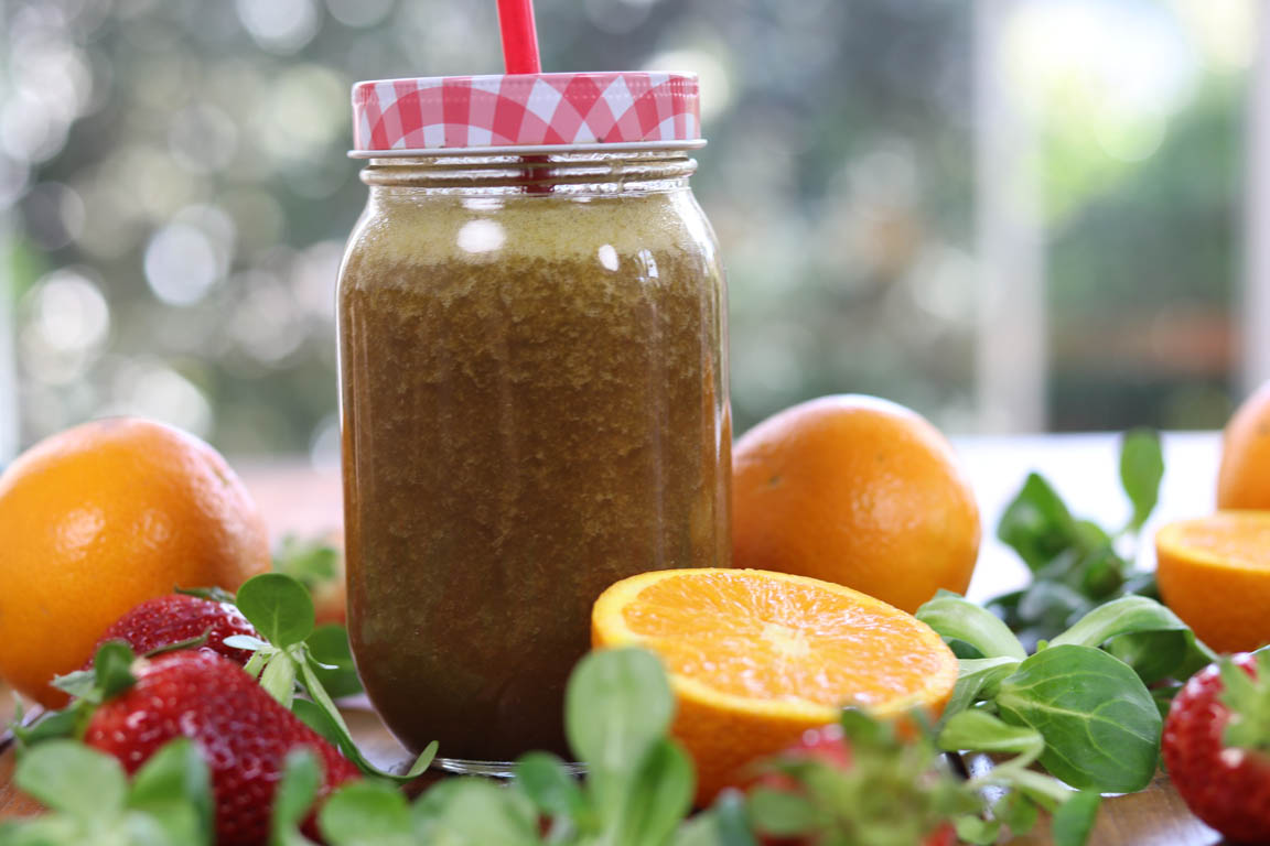 042A-Smoothie-verde-de-fresa-poco-calorico-e-hidratante_Simple-Blending