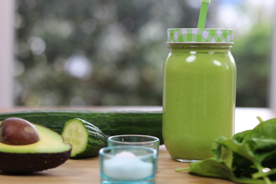 046A-Smoothie-100%-verde-para-la-cena-muy-bajo-en-hidratos-de-carbono_Simple-Blending