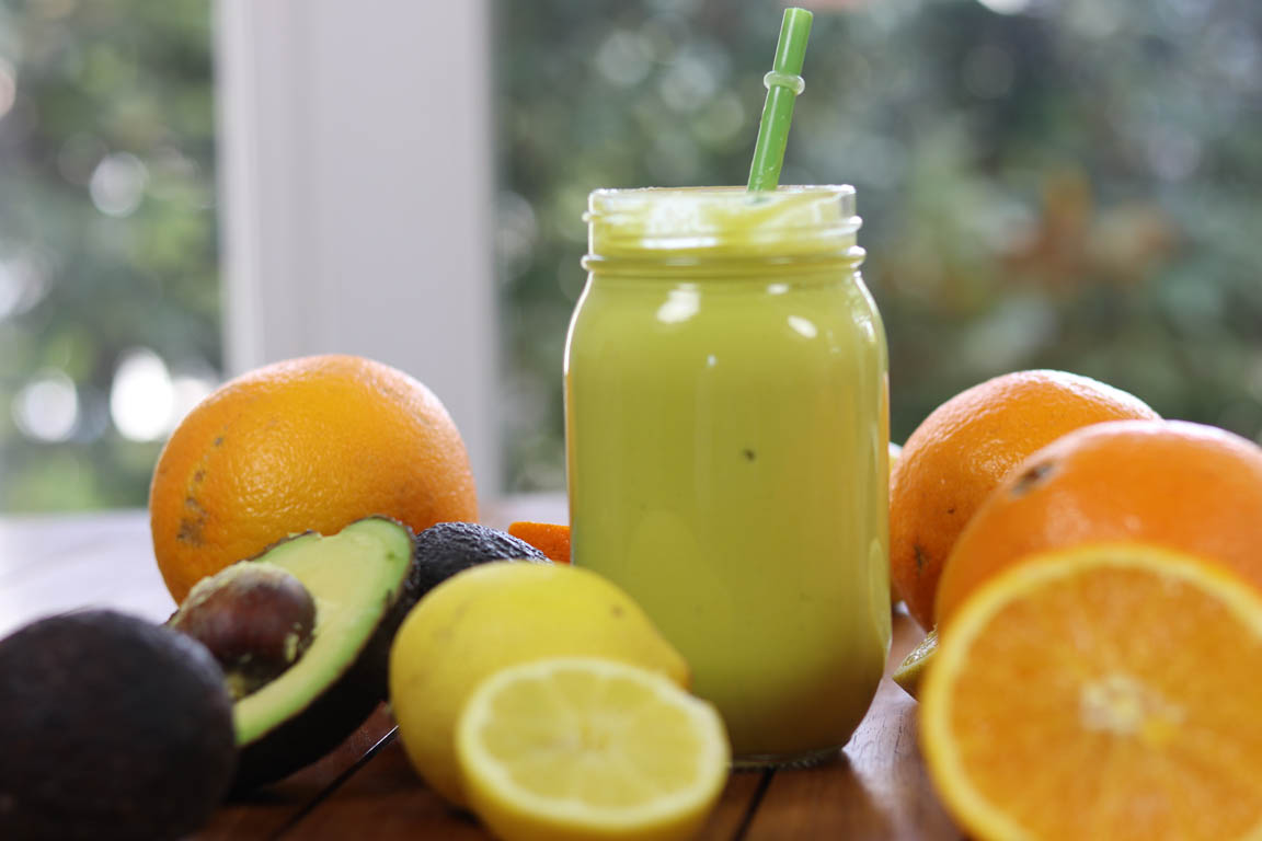 056A-Smoothie-de-aguacate-y-naranja-para-el-desayuno_Simple-Blending