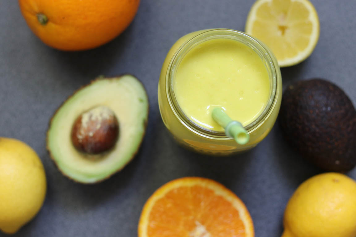 056B-Smoothie-de-aguacate-y-naranja-para-el-desayuno_Simple-Blending