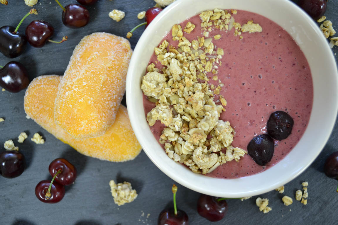 079A-Smoothie-bowl-de-cerezas-y-mango_Simple-Blending