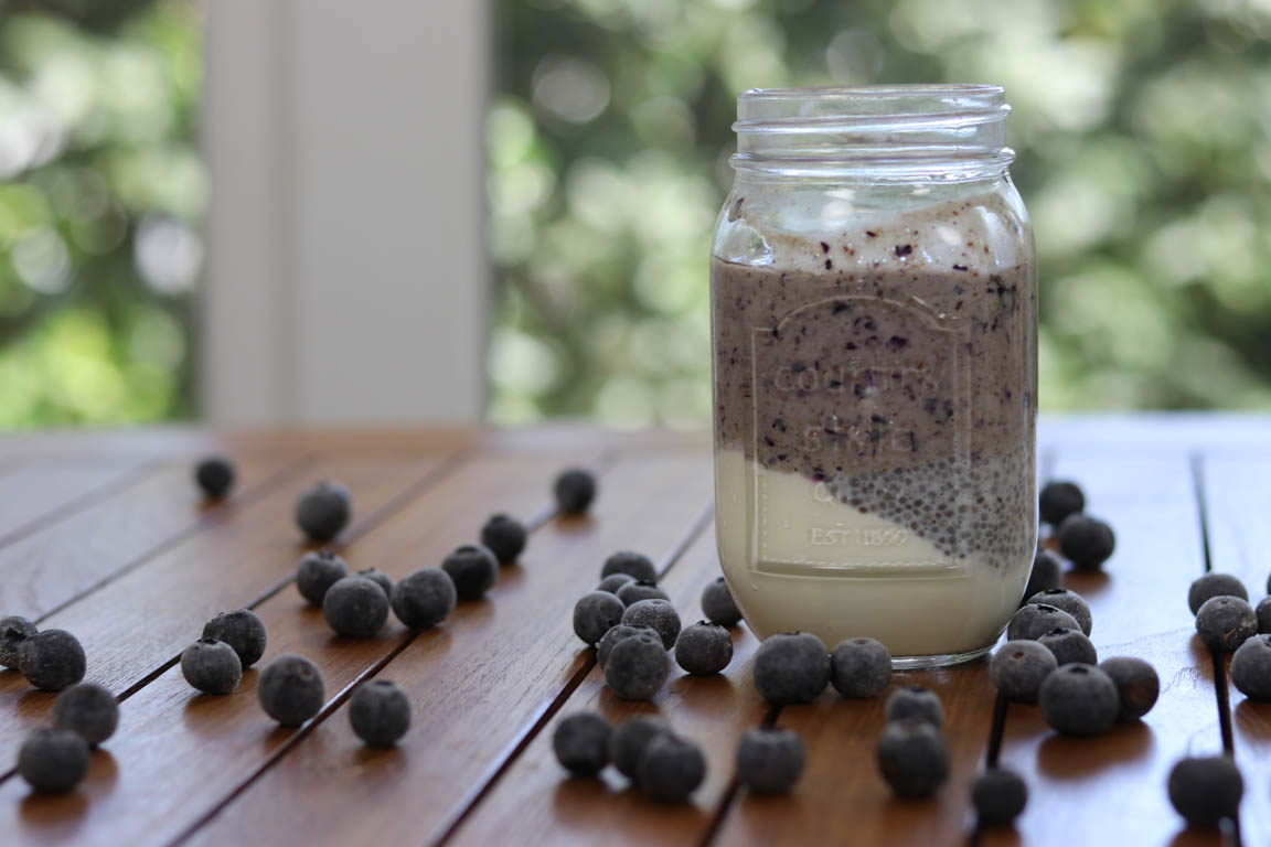 080A-Parfait-de-yogur,chia-pudding-y-helado-de-arandanos_Simple-Blending