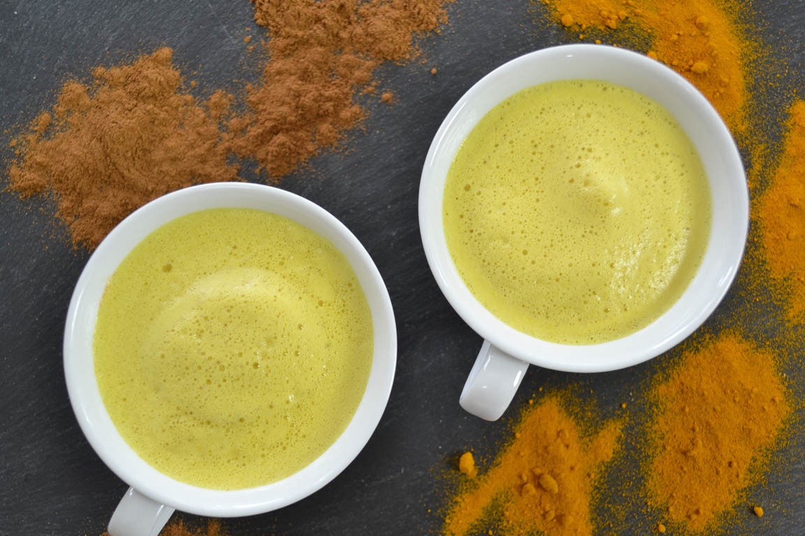 093A-Curcuma-latte,-golden-latte-o-leche-de-curcuma_Simple-Blending