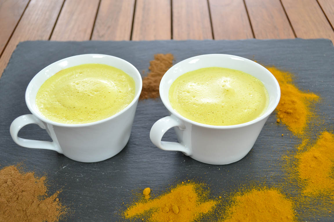 093B-Curcuma-latte,-golden-latte-o-leche-de-curcuma_Simple-Blending