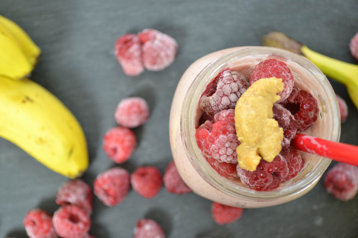 096A-Smoothie-de-frambuesa-alto-en-proteina-para-el-desayuno_Simple-Blending