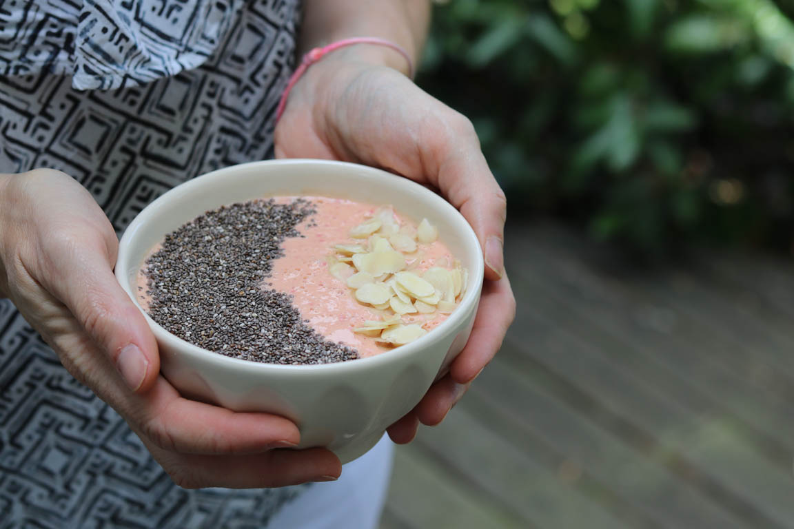 114B-Smoothie-bowl-de-nectarina-y-frambuesa-alto-en-proteinas_Simple-Blending