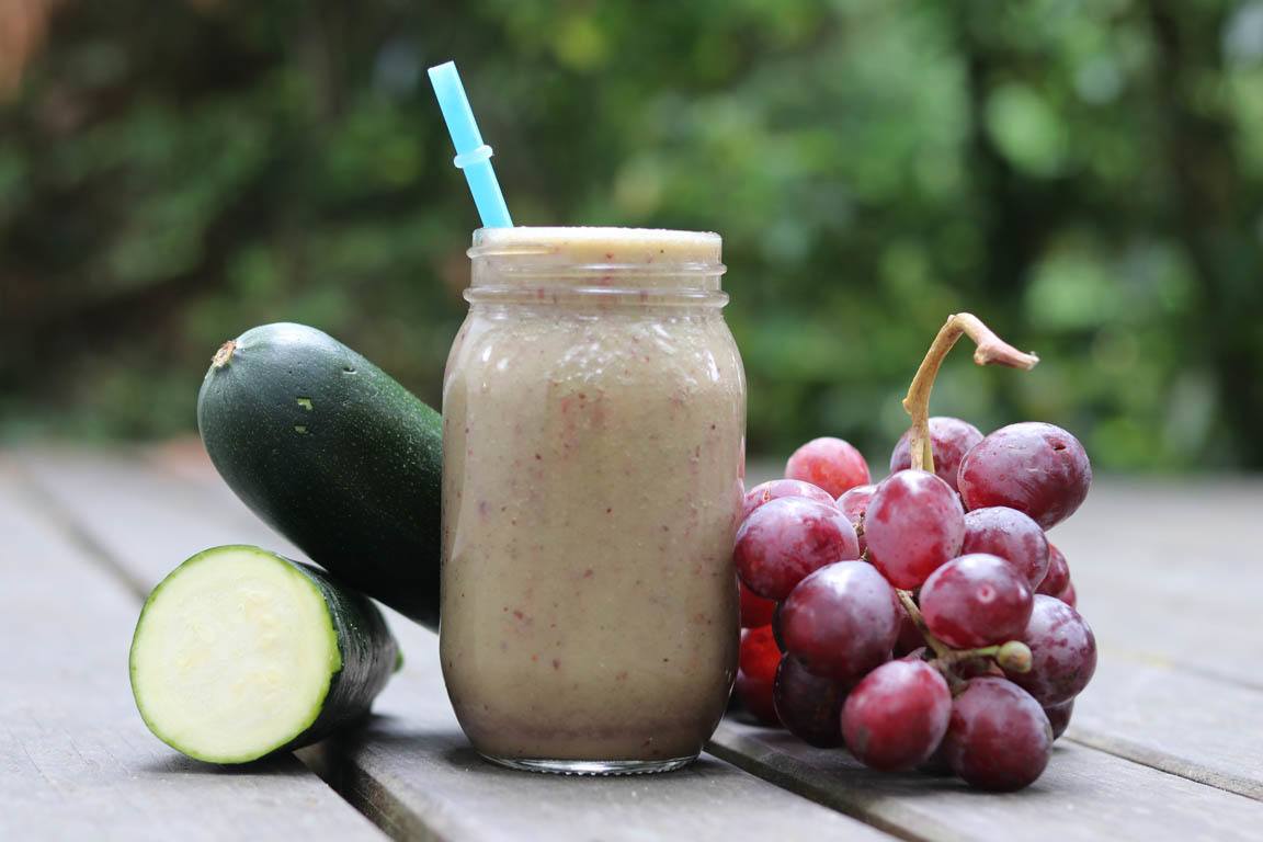 131A-Smoothie-verde-hidratante,-antioxidante-y-alto-en-fibra-de-uva-y-calabacin_Simple-Blending