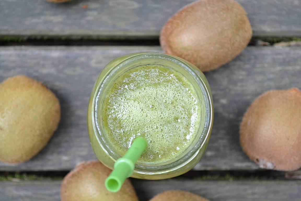 136A-Smoothie-verde-de-kiwi-para-adelgazar_Simple-Blending