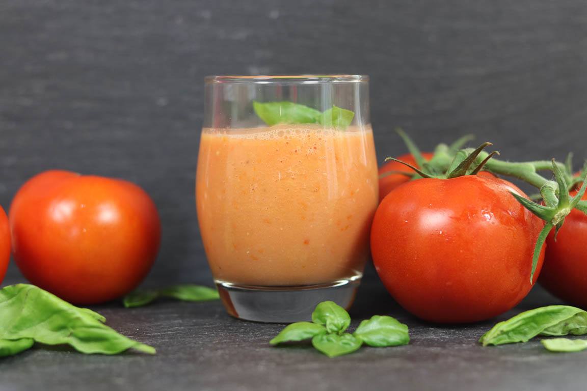 137B-Sopa-fria-antioxidante-de-tomate-y-albahaca_Simple-Blending