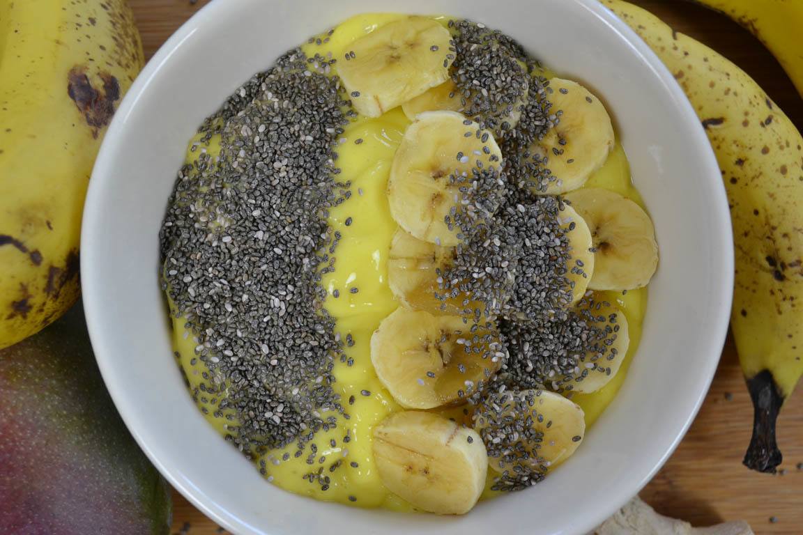 151A-Smoothie-bowl-de-mango-y-platano_Simple-Blending
