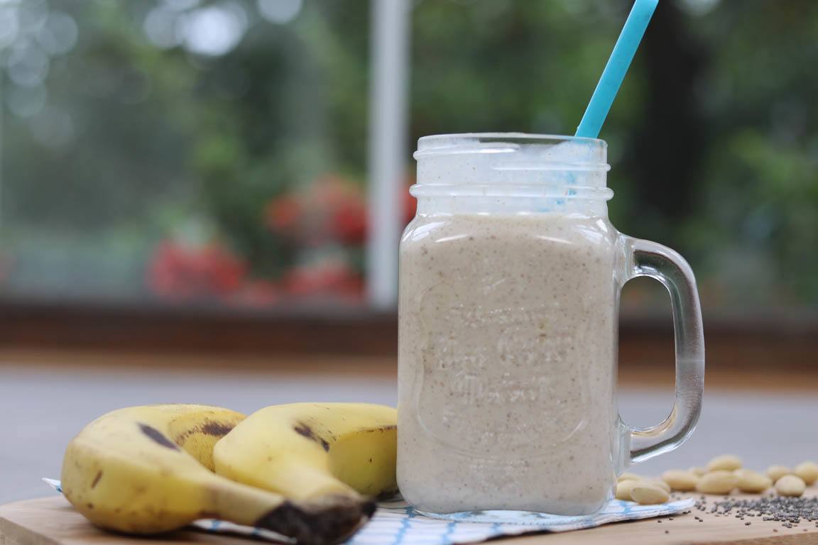 161B-Smoothie-proteico-con-mantequilla-de-almendras_Simple-Blending