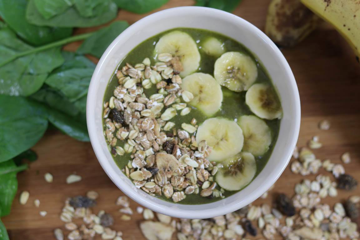 201B-Smoothie-bowl-verde-de-fresa-y-platano_Simple-Blending