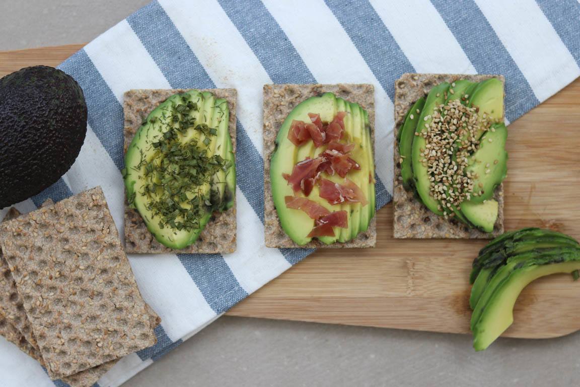 218B-3-formas-de-preparar-tostadas-de-aguacate-para-la-cena_Simple-Blendin