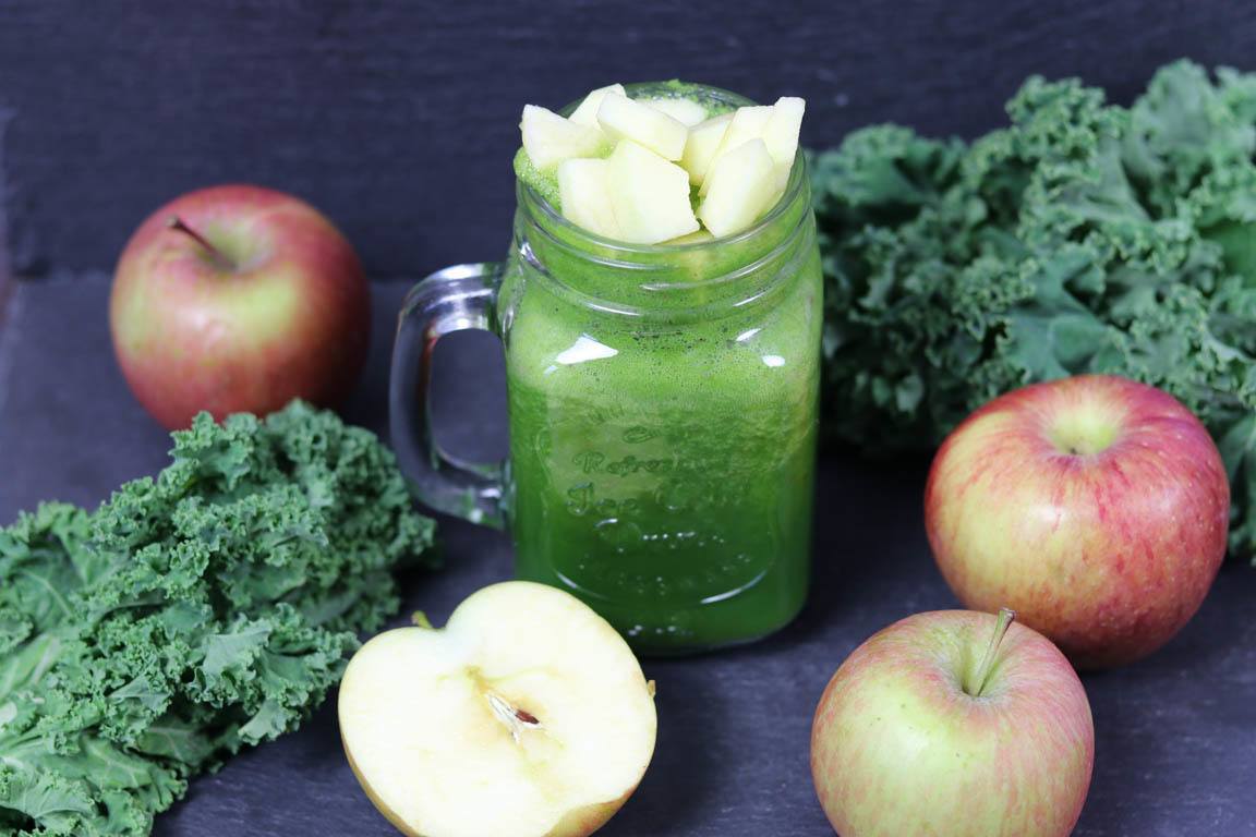 226B-Smoothie-verde-de-kale-y-manzana_Simple-Blending