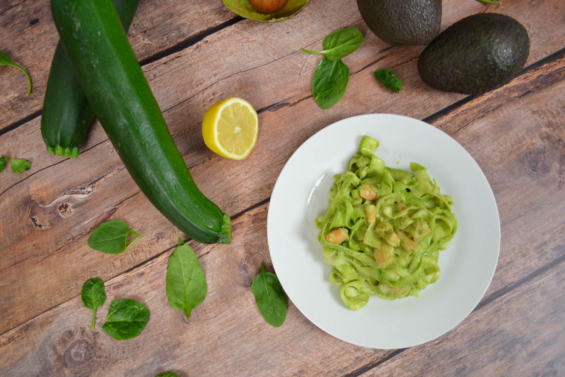 486A-Espaguetis-de-calabacín-con-langostinos-y-salsa-de-aguacate_Simple-Blending