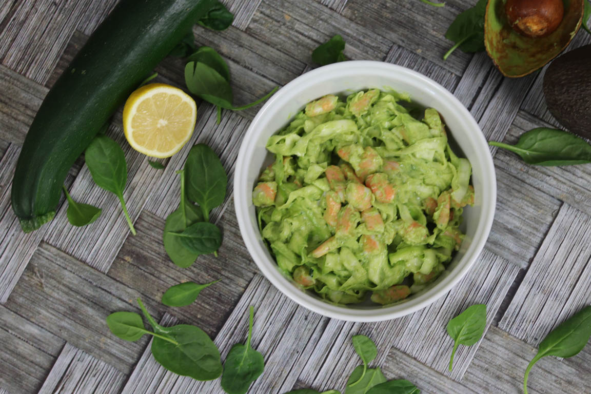 486B-Espaguetis-de-calabacín-con-langostinos-y-salsa-de-aguacate_Simple-Blending