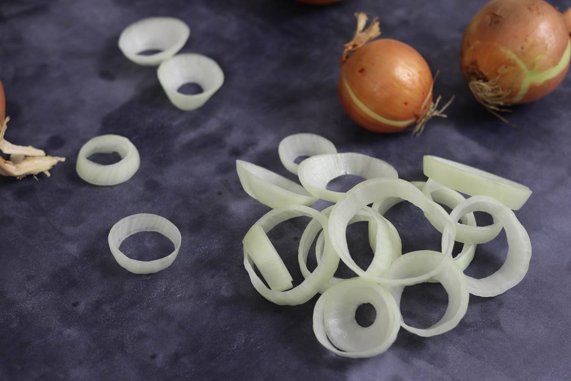 E074A-Como-cortar-la-cebolla-en-aros_Simple-Blending