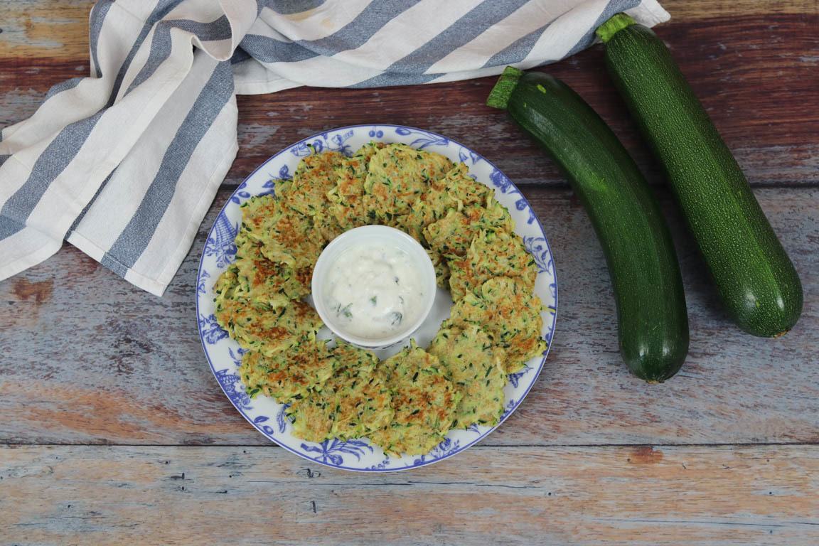 0620A-Tortitas-de-calabacin-con-salsa-de-yogur_Simple-Blending