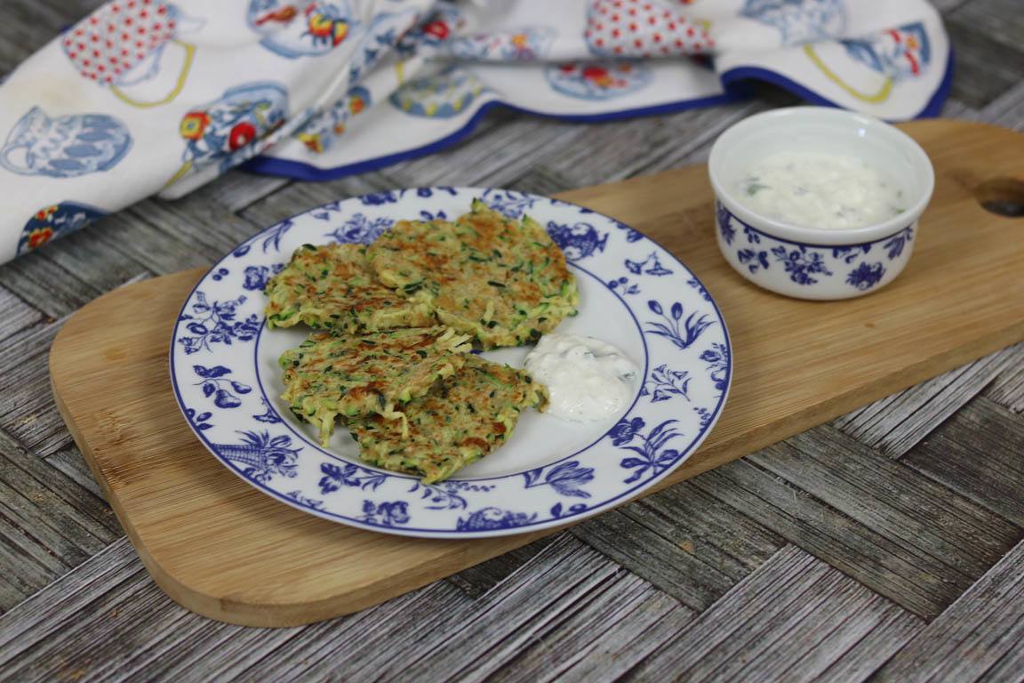 0620B-Tortitas-de-calabacin-con-salsa-de-yogur_Simple-Blending