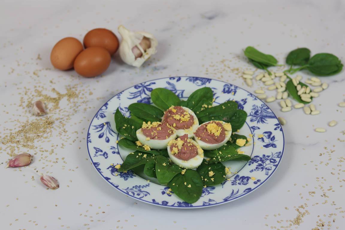 0678A-Huevos-rellenos-de-hummus-de-remolacha_Simple-Blending