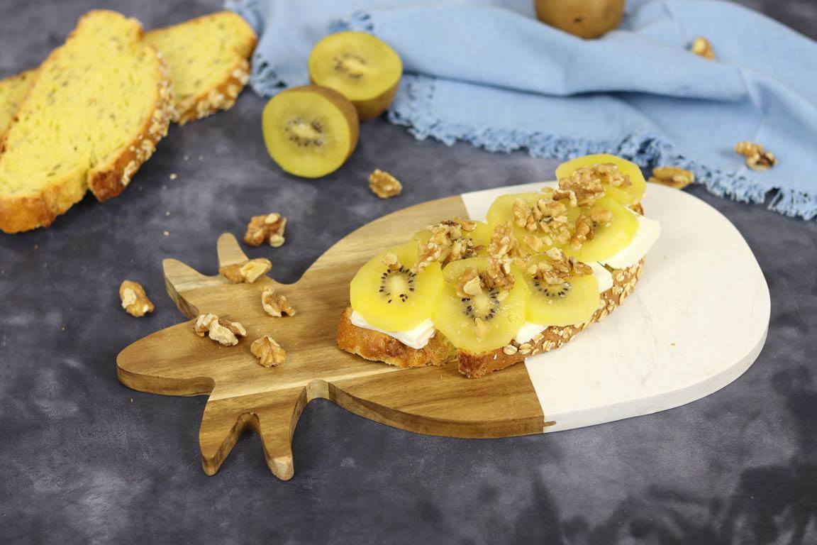 522A-Tostada-de-queso-fresco-y-kiwi-amarillo_Simple-Blending
