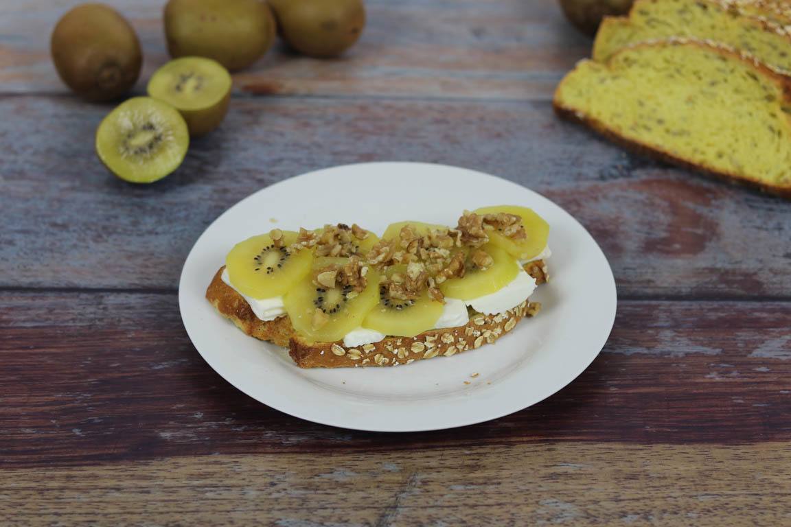 522B-Tostada-de-queso-fresco-y-kiwi-amarillo_Simple-Blending