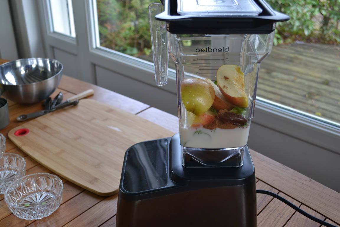 008B-Smoothie-verde-con-sabor-a-tarta-de-manzana_Simple-Blending