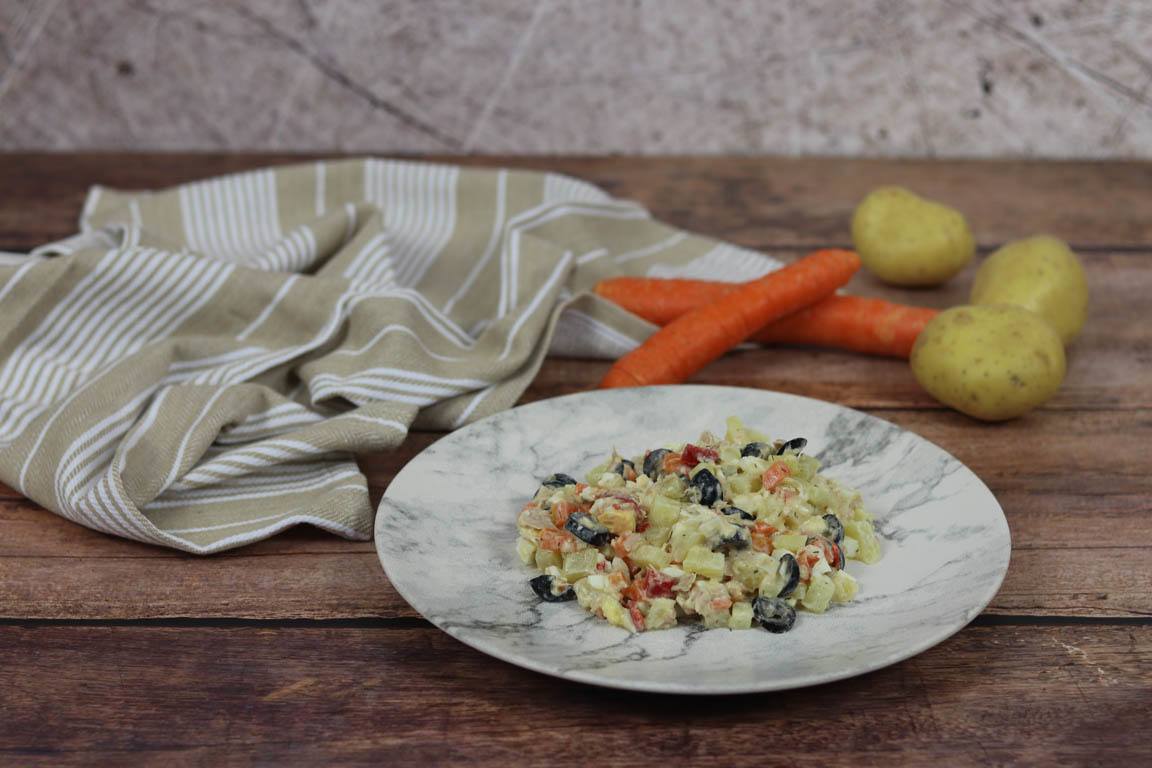 0755A-Ensaladilla-con-salsa-de-yogur-al-eneldo_Simple-Blending