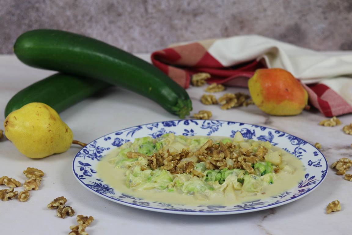 0780A-Espaguetis-de-calabacin-con-gorgonzola-pera-y-nueces_Simple-Blending