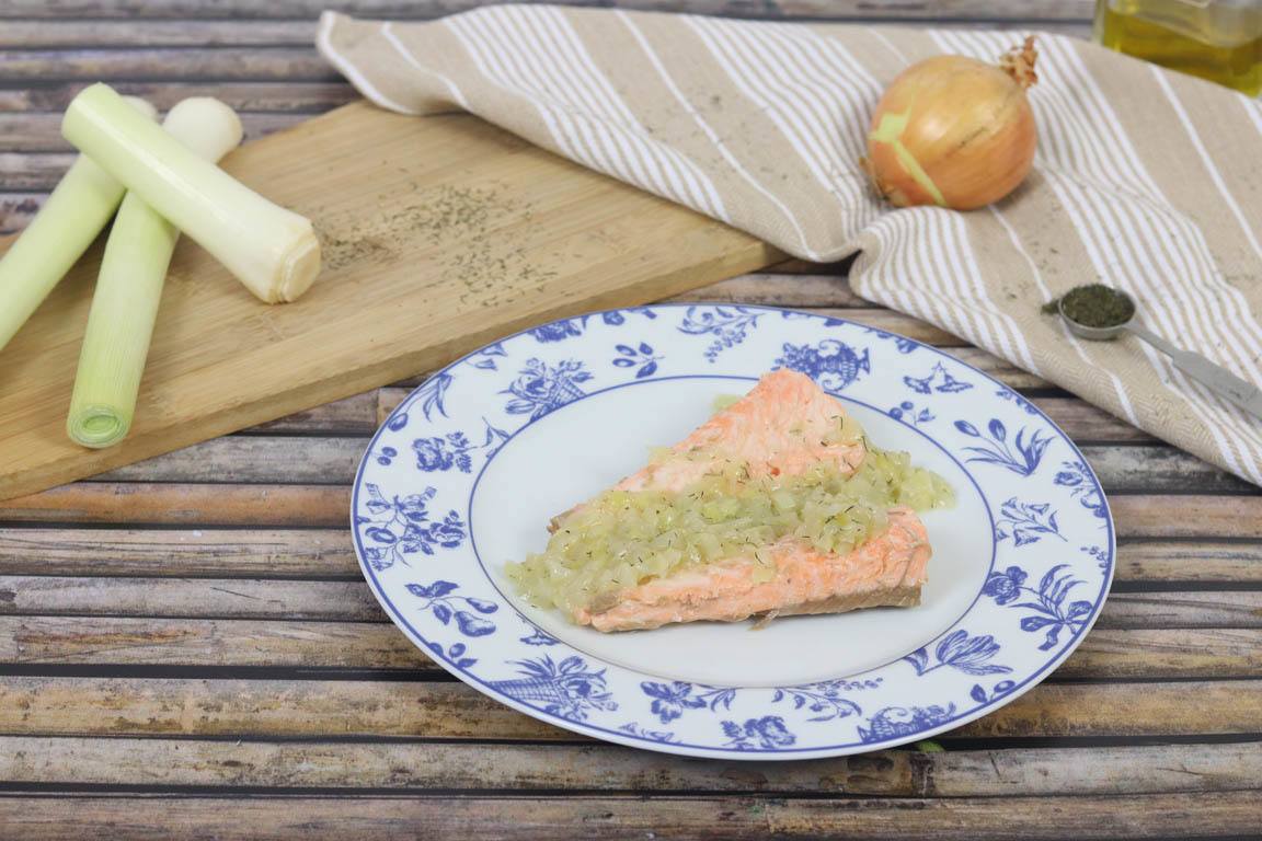 0865B-Salmon-hervido-con-salsa-de-eneldo_Simple-Blending