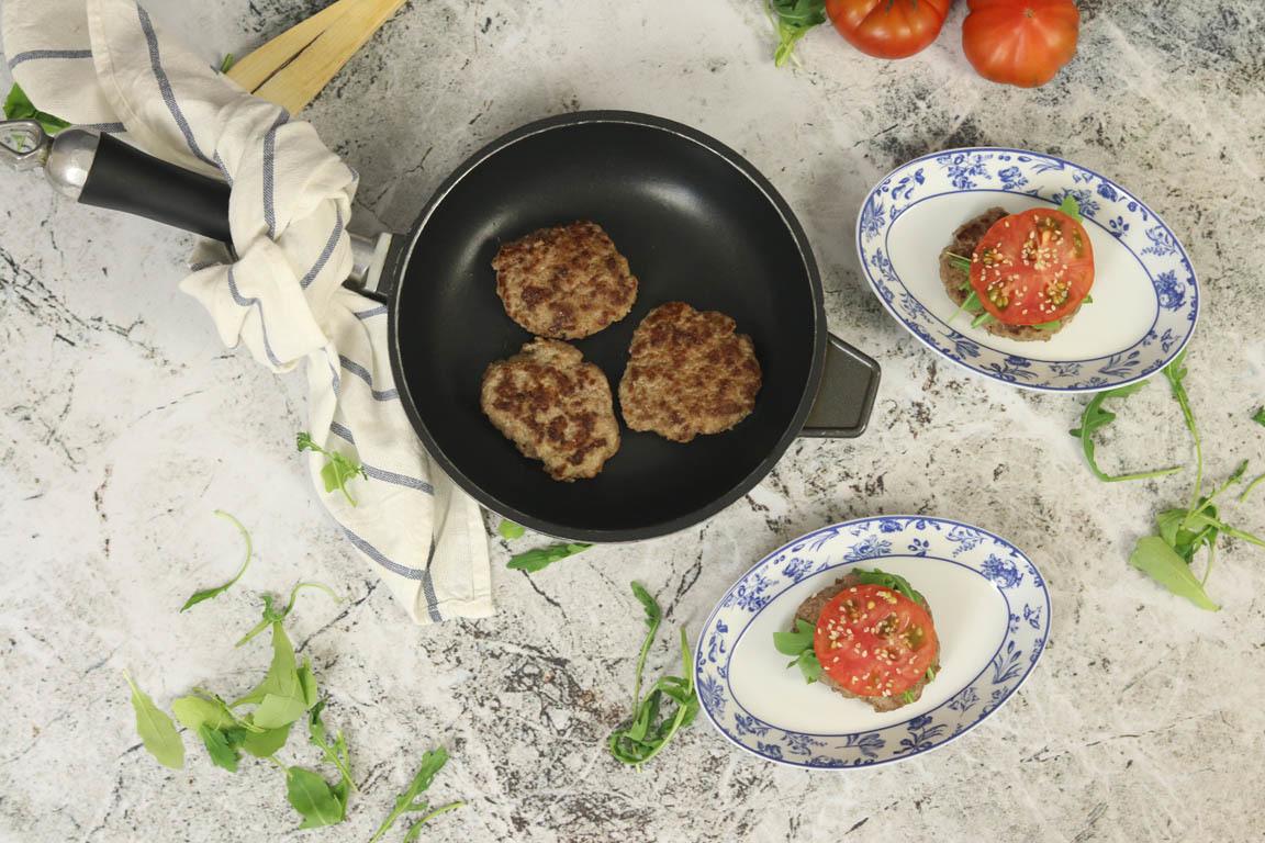 0878A-Hamburguesas-al-curry-con-rucula-y-tomate_Simple-Blending
