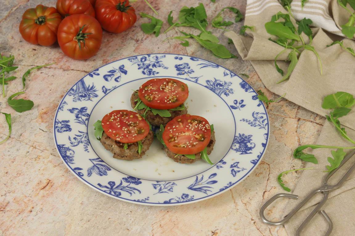 0878B-Hamburguesas-al-curry-con-rucula-y-tomate_Simple-Blending