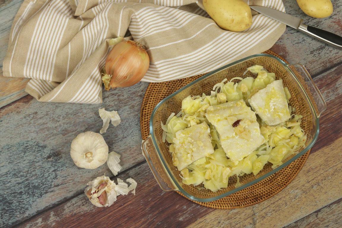 0973A-Bacalao-confitado-con-patatas-a-lo-pobre_Simple-Blending