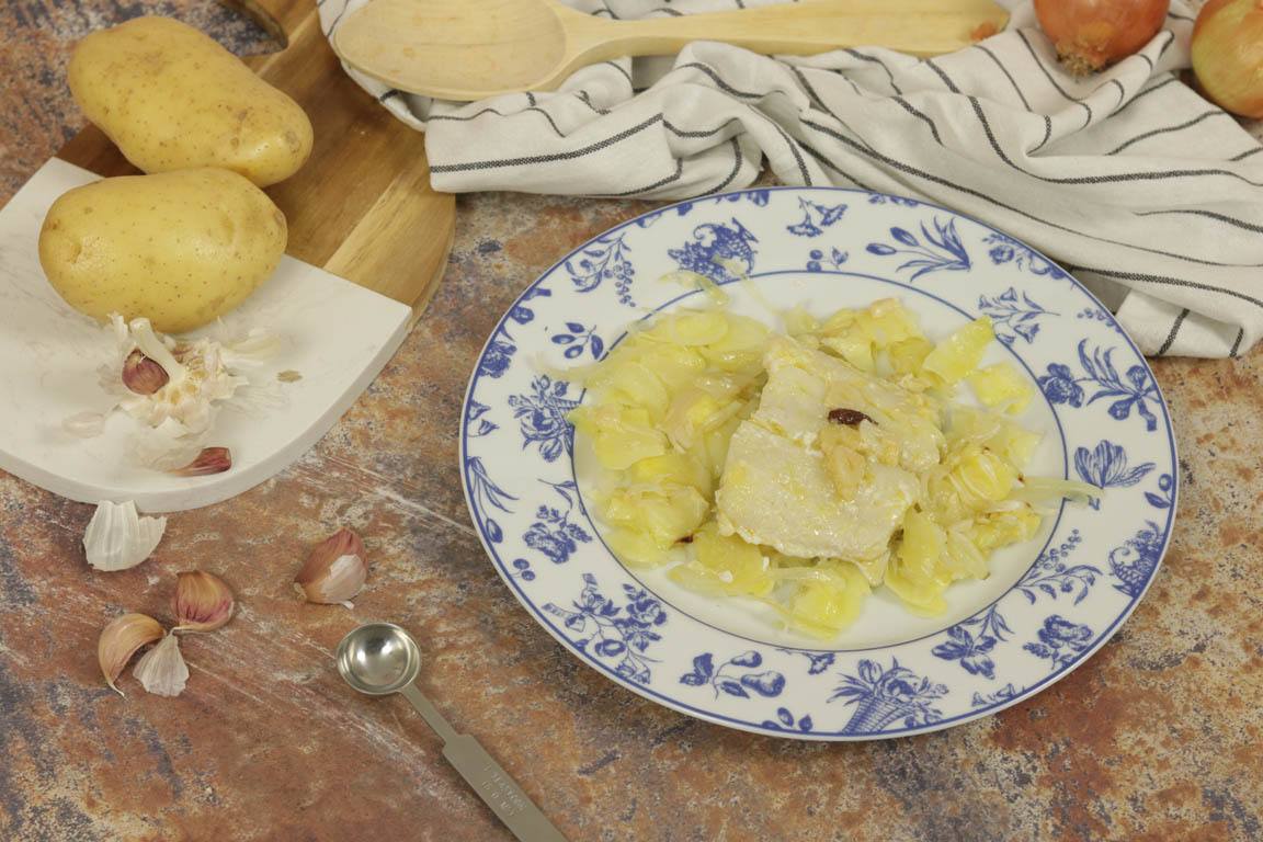 0973B-Bacalao-confitado-con-patatas-a-lo-pobre_Simple-Blending