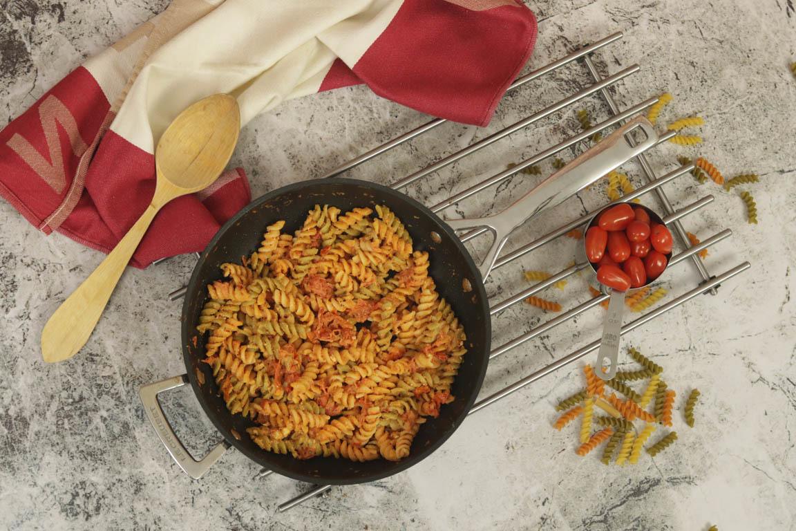 1076A-Pasta-con-queso-feta-y-tomates-cherry_Simple-Blending