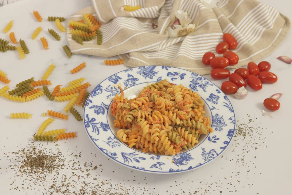 1076B-Pasta-con-queso-feta-y-tomates-cherry_Simple-Blending