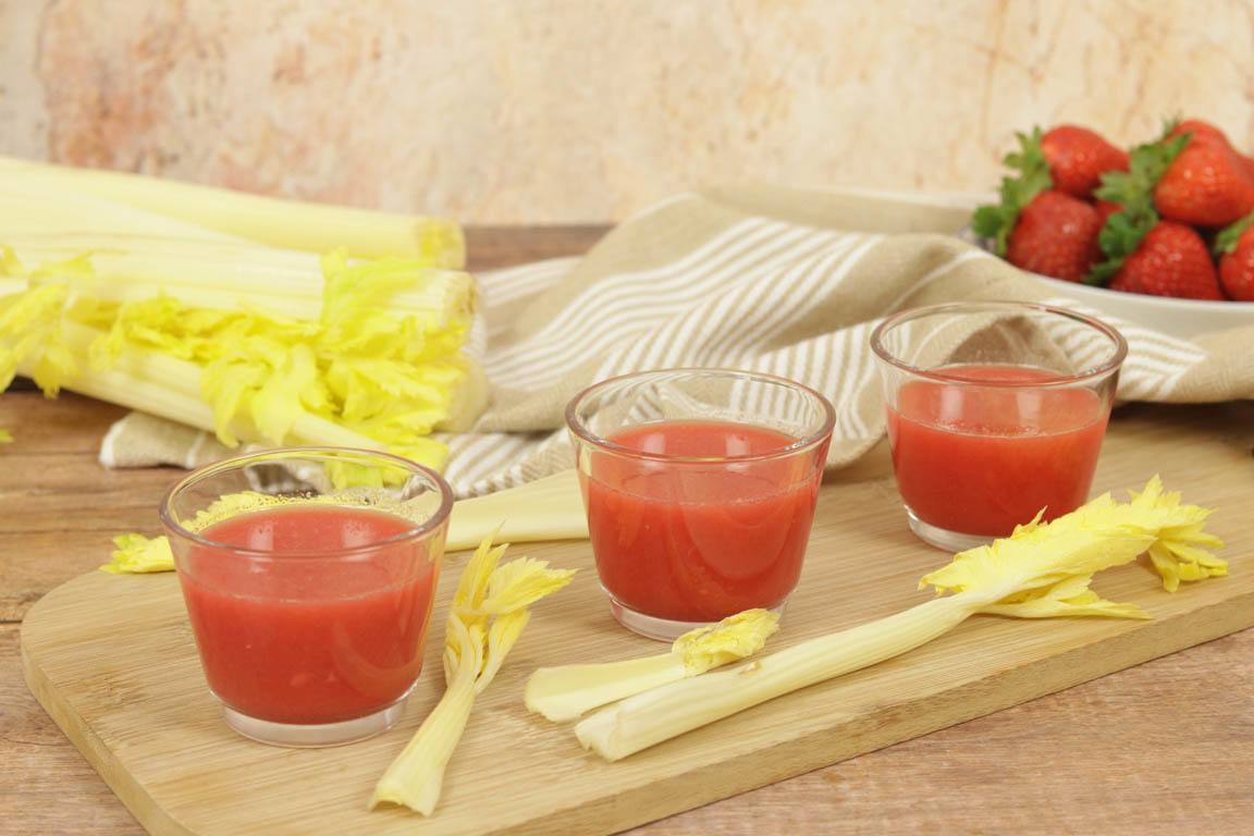 1131A-Jugo-de-apio-con-fresas_Simple-Blending