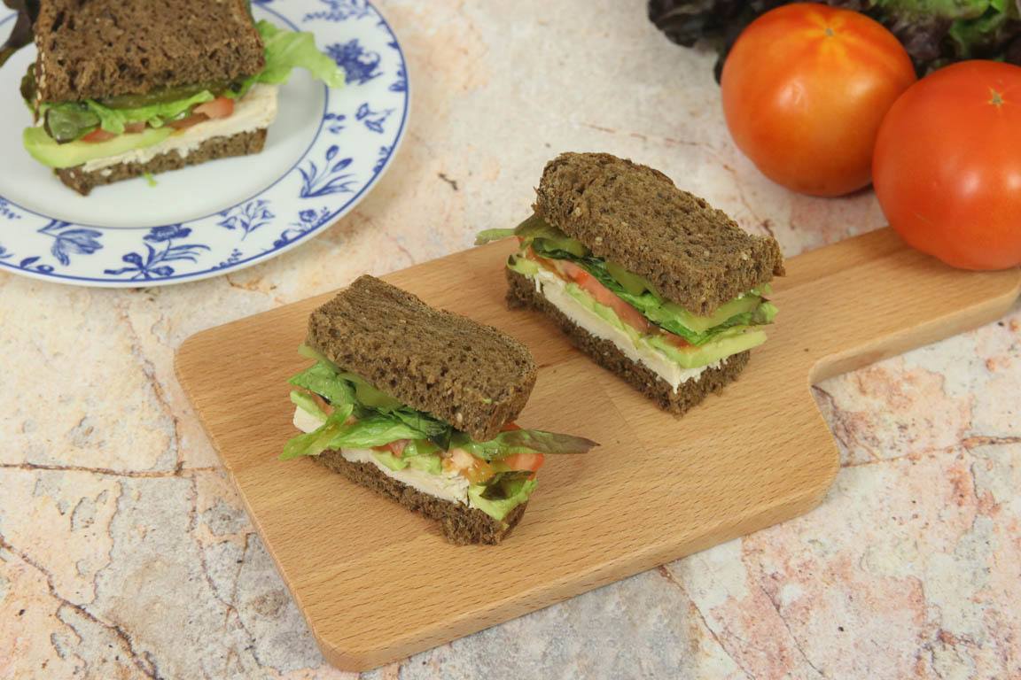 1210B-Sandwich-de-pollo-y-aguacate_Simple-Blending