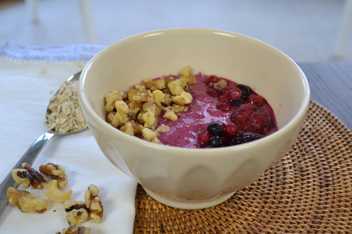 251A-Smoothie-bowl-de-frutos-rojos-y-avena_Simple-Blending
