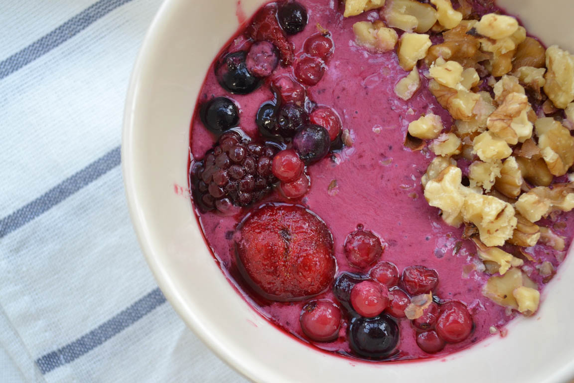 251B-Smoothie-bowl-de-frutos-rojos-y-avena_Simple-Blending