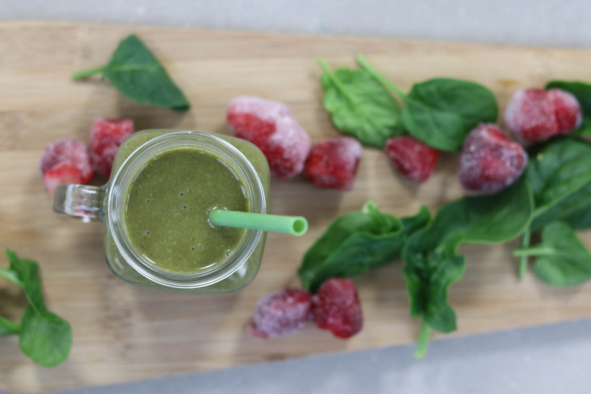 256A-Smoothie-verde-alto-en-proteinas-de-fresa-y-chia_Simple-Blending