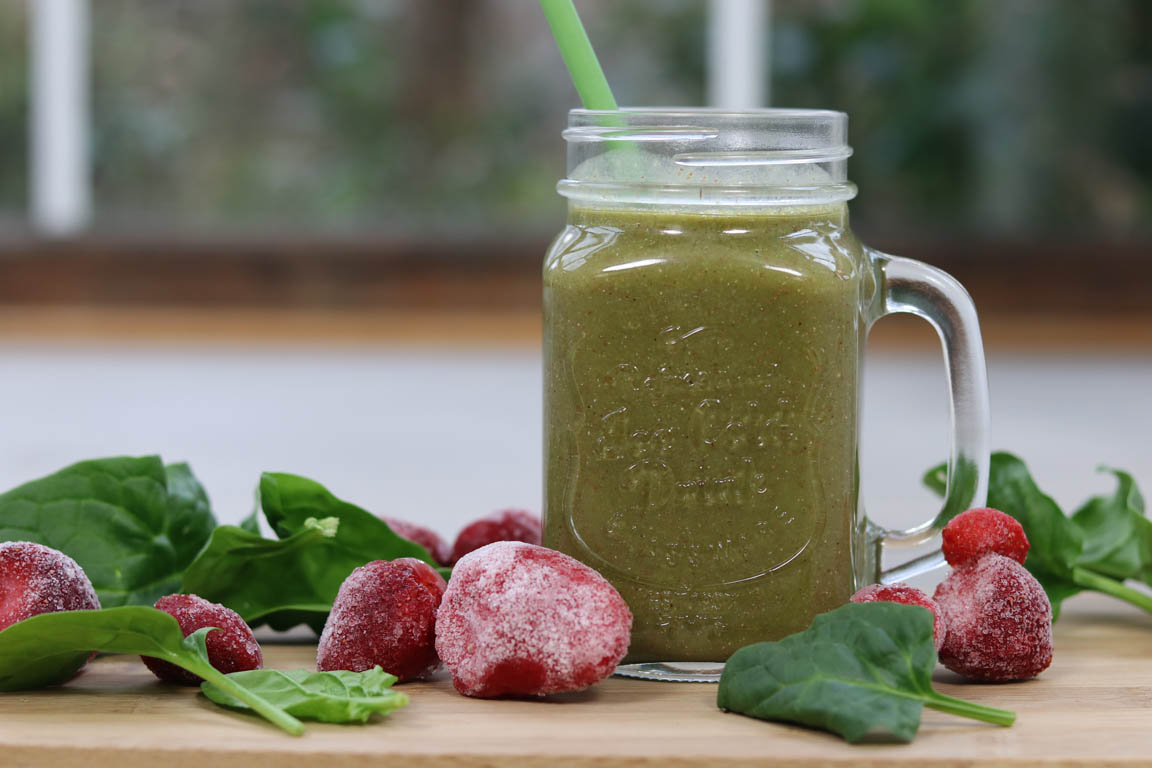 256B-Smoothie-verde-alto-en-proteinas-de-fresa-y-chia_Simple-Blending