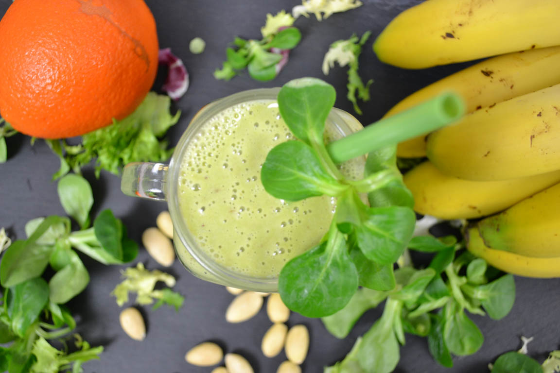 271A-Smoothie-verde-de-naranja-y-almendras_Simple-Blending