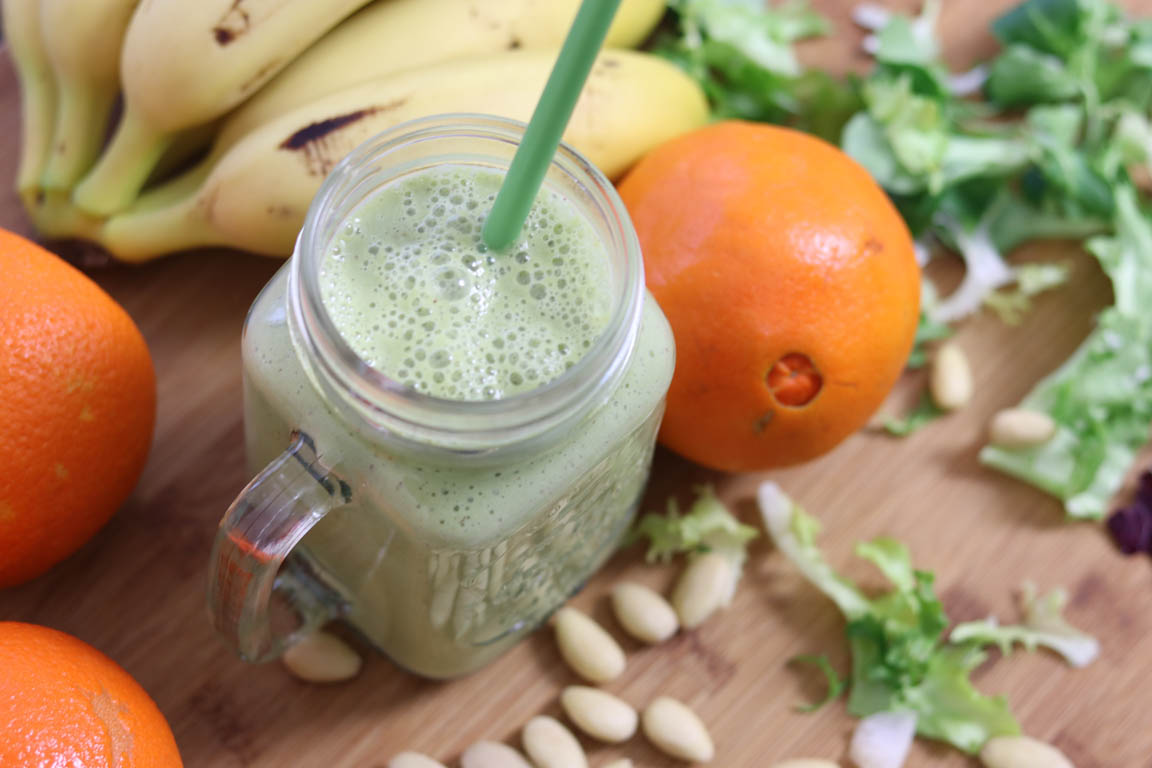 271B-Smoothie-verde-de-naranja-y-almendras_Simple-Blending