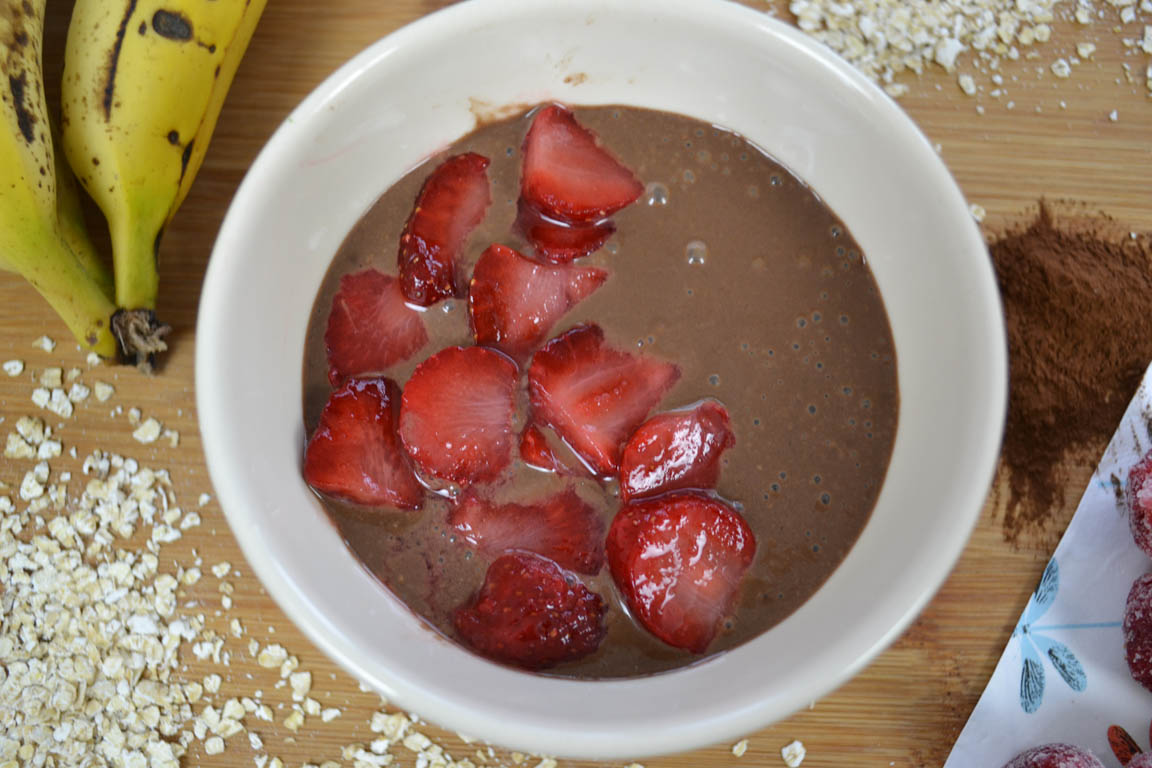 276A-Smoothie-bowl-de-fresas-con-chocolate_Simple-Blending