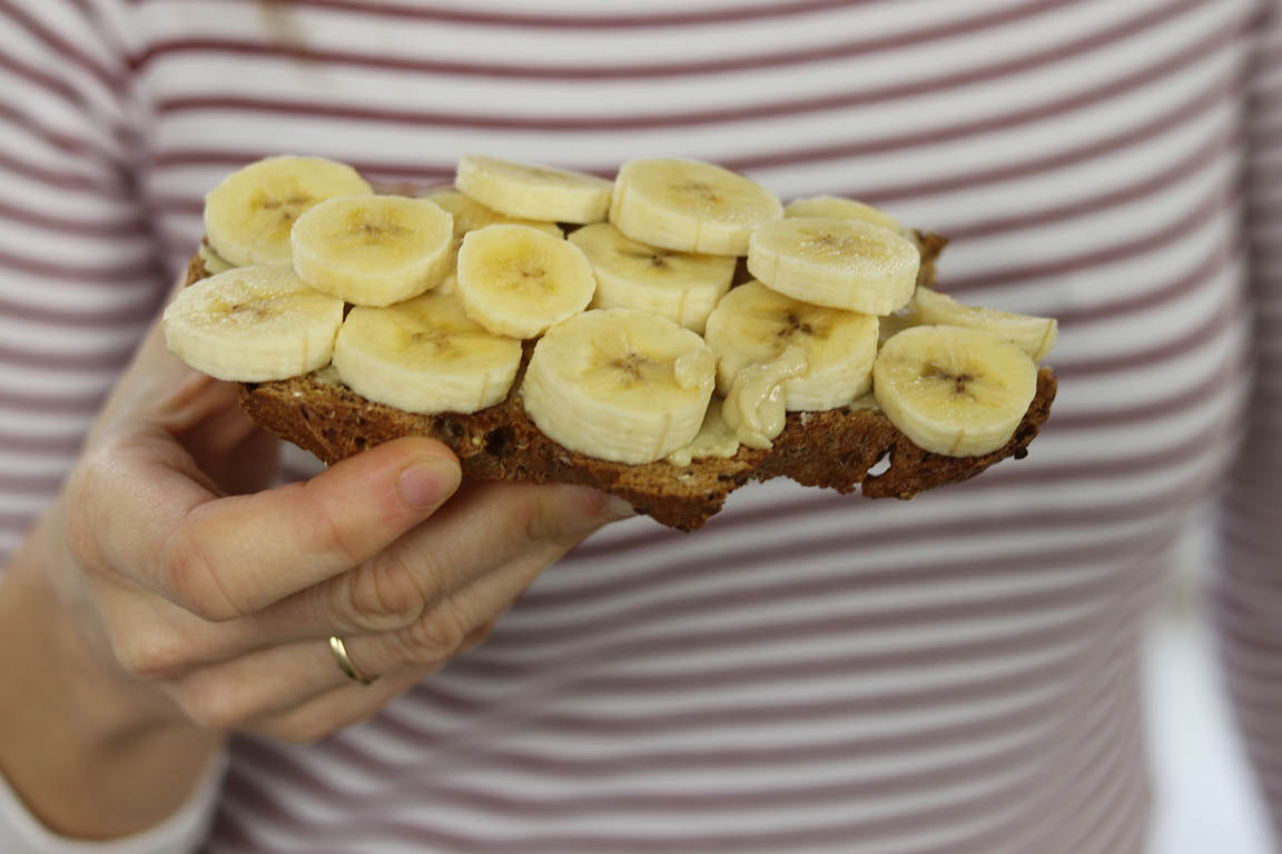 284B-Tostada-de-mantequilla-de-almendra-y-platano-para-el-desayuno_Simple-Blending