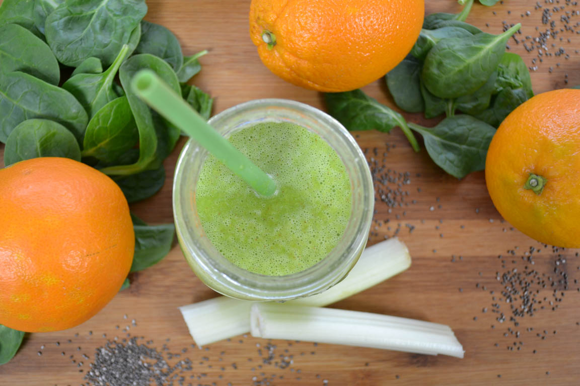 286A-Smoothie-verde-con-espinacas-y-apio_Simple-Blending