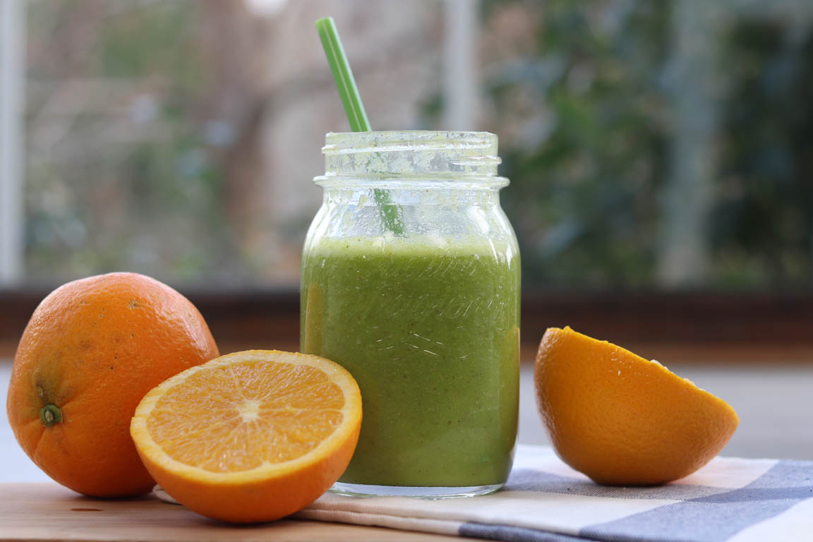 286B-Smoothie-verde-con-espinacas-y-apio_Simple-Blending