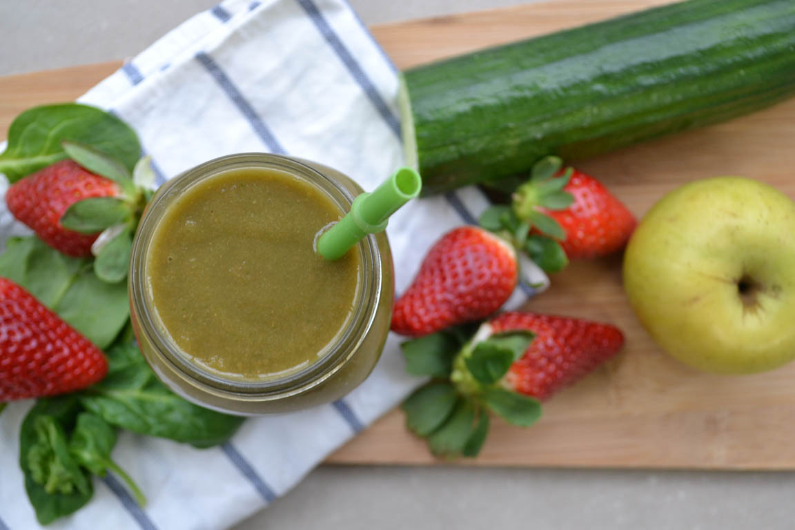 291A-Smoothie-verde-de-fresa-y-pepino_Simple-Blending