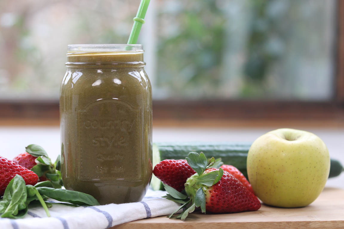 291B-Smoothie-verde-de-fresa-y-pepino_Simple-Blending